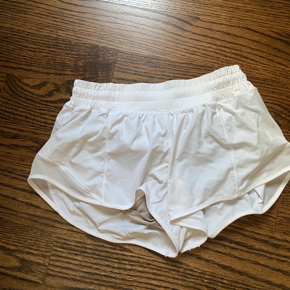 White Lululemon hotty hot shorts 2.5